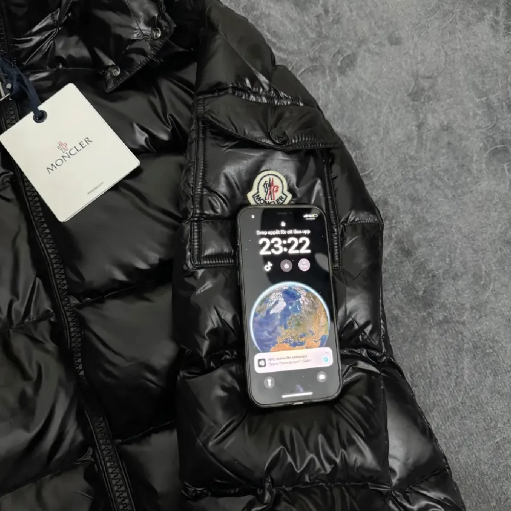Säljer nu en helt fräsch Moncler Maya. Jackan har inga slitage och är i helt nytt skick. NFC scan fungerar och alla lappar finns kvar. Jackan är i storlek 2 vilket motsvarar S/M. Ifall man vill ha fler bilder och NFC bevis så är det bara att kontakta mig😊. Takit.
