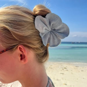 Stor hårklämma med jeansblomma  - Snygg hårklämma i jeansmaterial med storlek och fäste nog att hålla upp hela håret 🌷