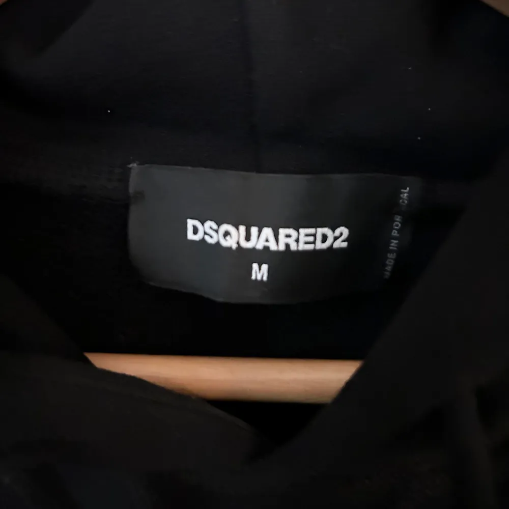 Säljer en supercool unik hoodie från Dsquared2. Tröjan köptes på farfetch för ett tag sen och det finns inget kvitto kvar. Den är i mycket bra skick och har endast används ett fåtal gånger. Skriv för intresse! . Neuletakit & Villapaidat.