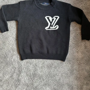 Svart stickad tröja från Louis Vuitton - Skick: 10/10 helt o använd. Skickar samma dag ✅priset är inte hugget i sten vid några frågor tvivla inte med att skriva!