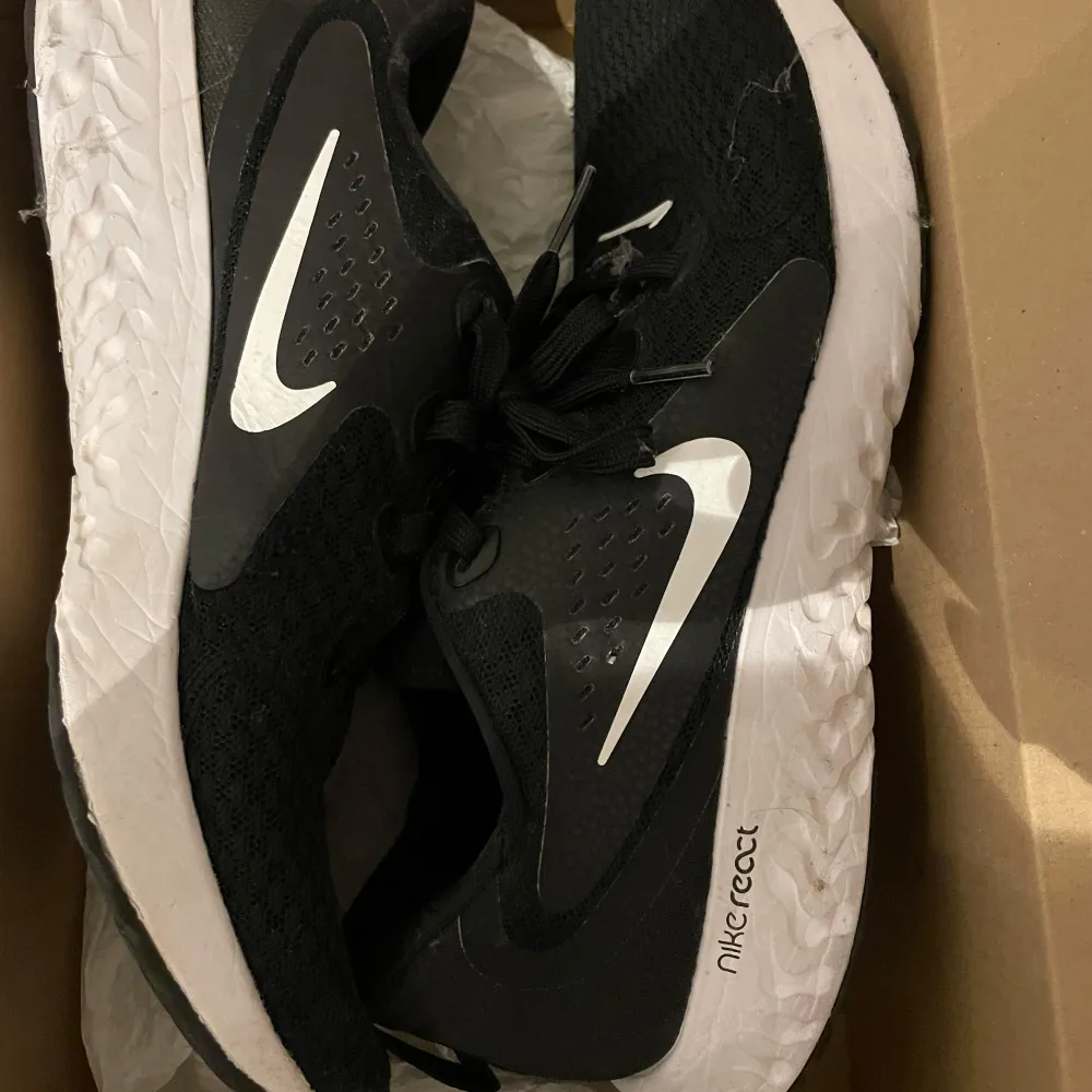 Säljer ett par svarta Nike sneakers. Perfekt och ha om man vill springa eller ha på gymmet. Storlek 42 på dom. Kengät.