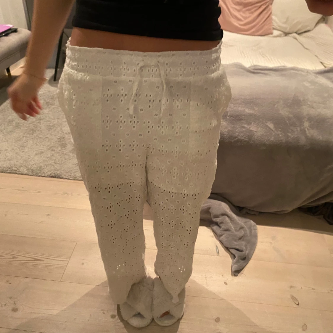 Lågmidjade vita broderade byxor 