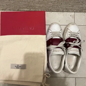 Valentino Garavani sneakers - Snygga Valentino Garavani sneakers i vitt och vinrött, box och påsar ingår!💖💖