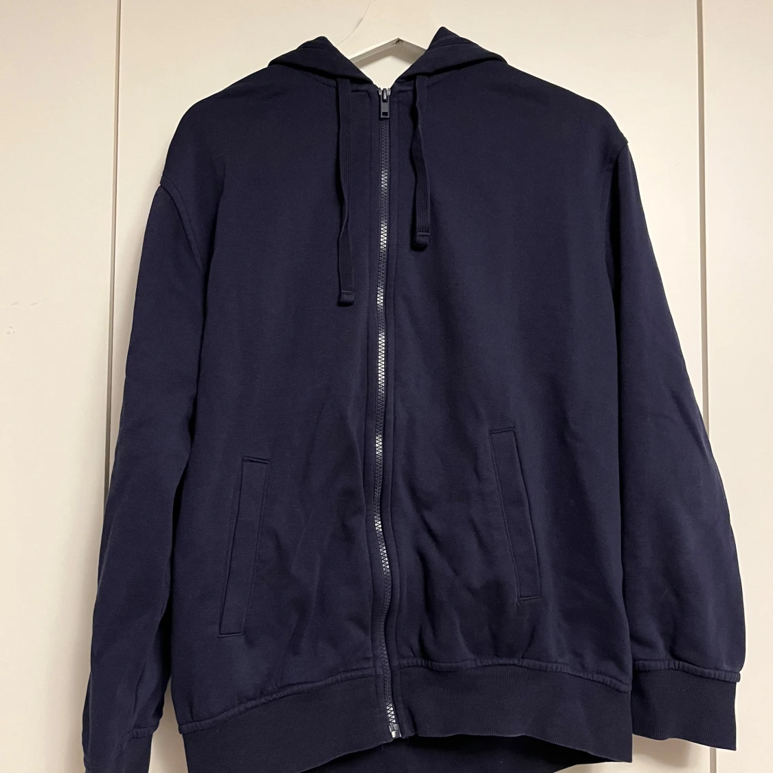 Marinblå ziptröja med dragkedja - 1