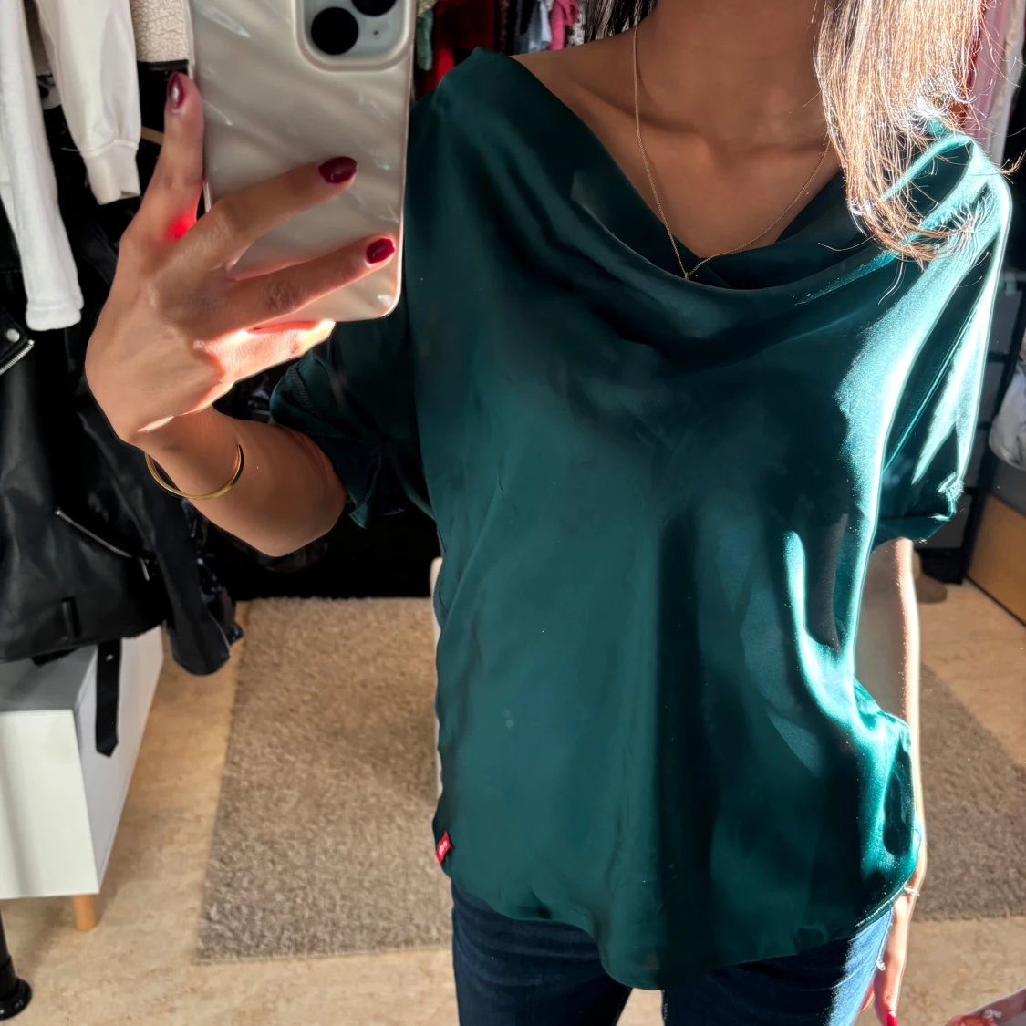 Grön blus med draperad hals - 90