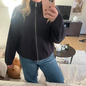 Marinblå zip up tröja  - Jättemysig zip up från cubus