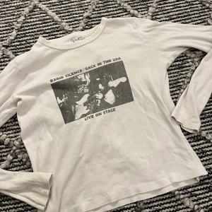 Vit långärmad tröja med tryck - Säljer en vit långärmad tröja på John Galt med ett coolt svartvitt tryck på framsidan. Perfekt för en avslappnad stil.