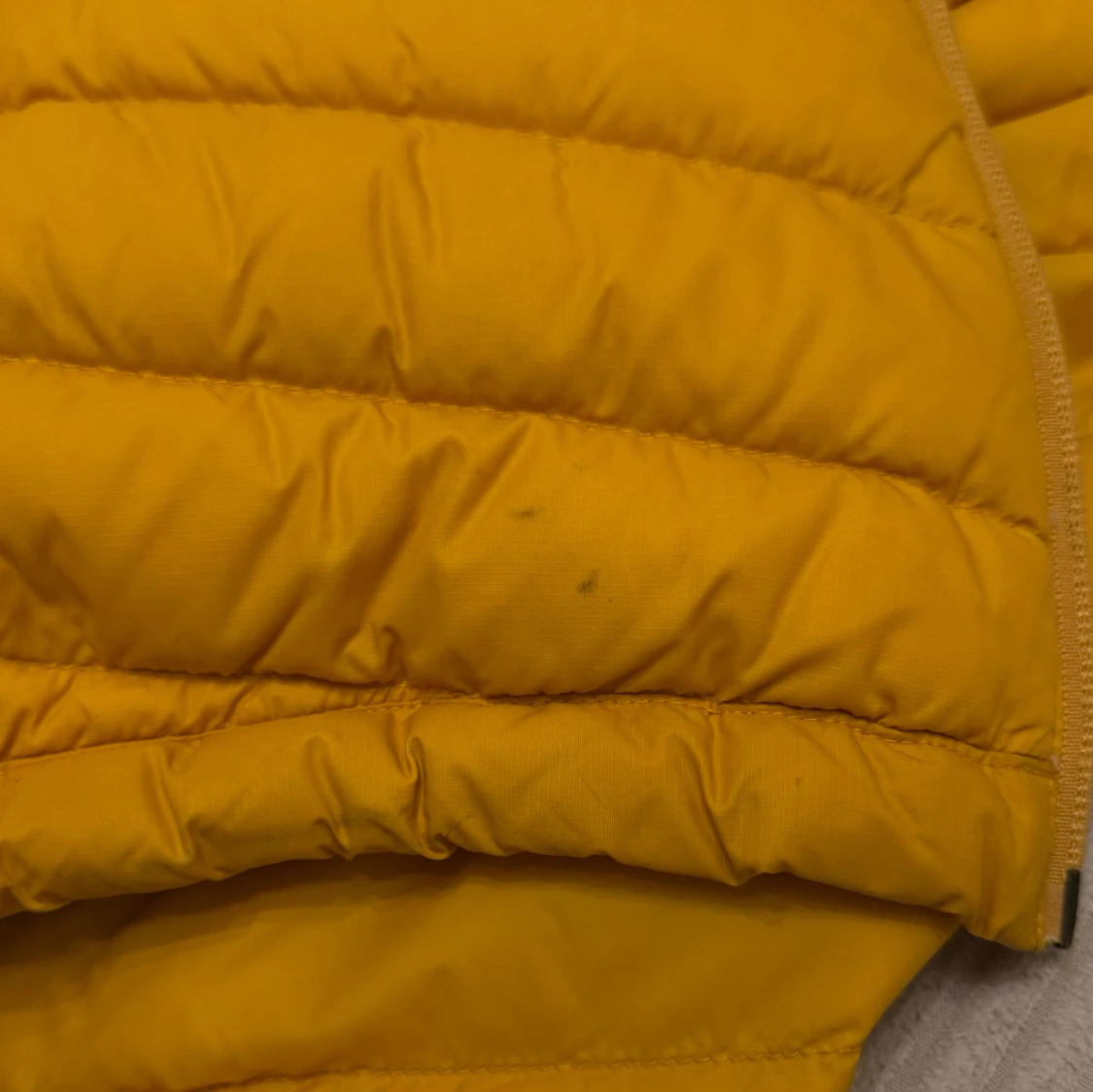 Gul dunjacka från Peak Performance - 93