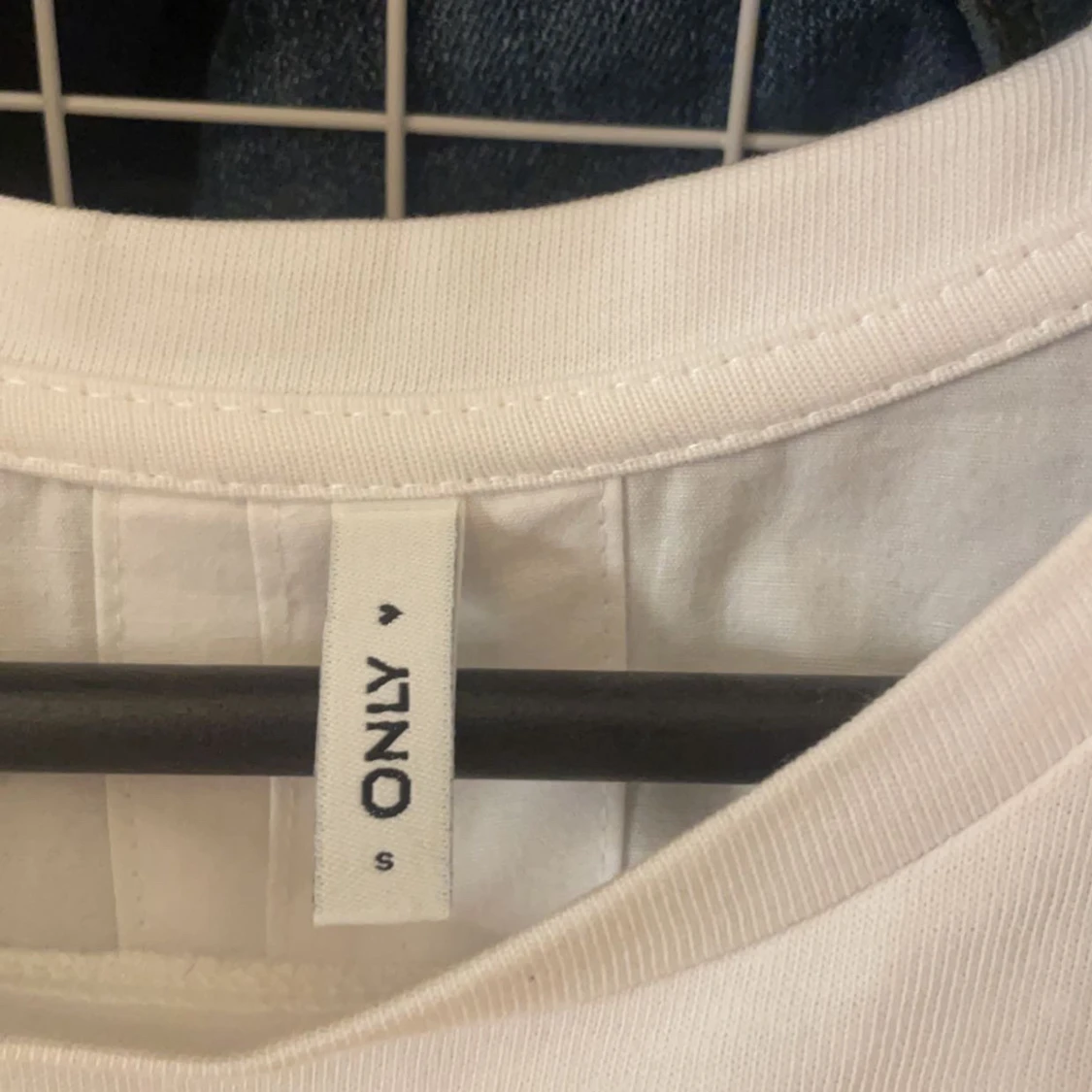 Vit t-shirt med knytning från ONLY - 91