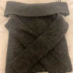 Jätte snygg off shoulder tröja. Den är bara använd 1 gång o är i mycket bra skick