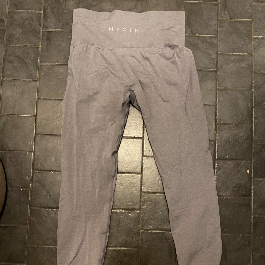 Grå leggings från NVGTN