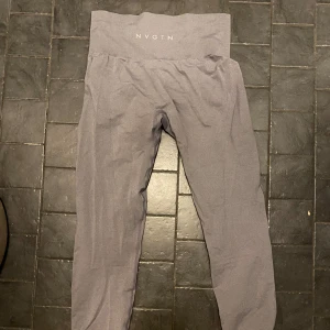 Grå leggings från NVGTN - Snygga grå leggings från NVGTN med hög midja. Perfekta för träning eller en avslappnad dag. De är stretchiga och bekväma, och formar kroppen fint! Storlek S