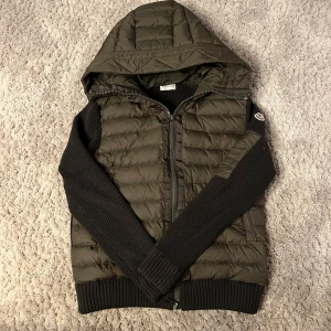 Moncler cardigan  - Säljer denna cardigan som ska efterlikna en Moncler cardigan i storlek M,  inga defekter bara lite damm på bilden