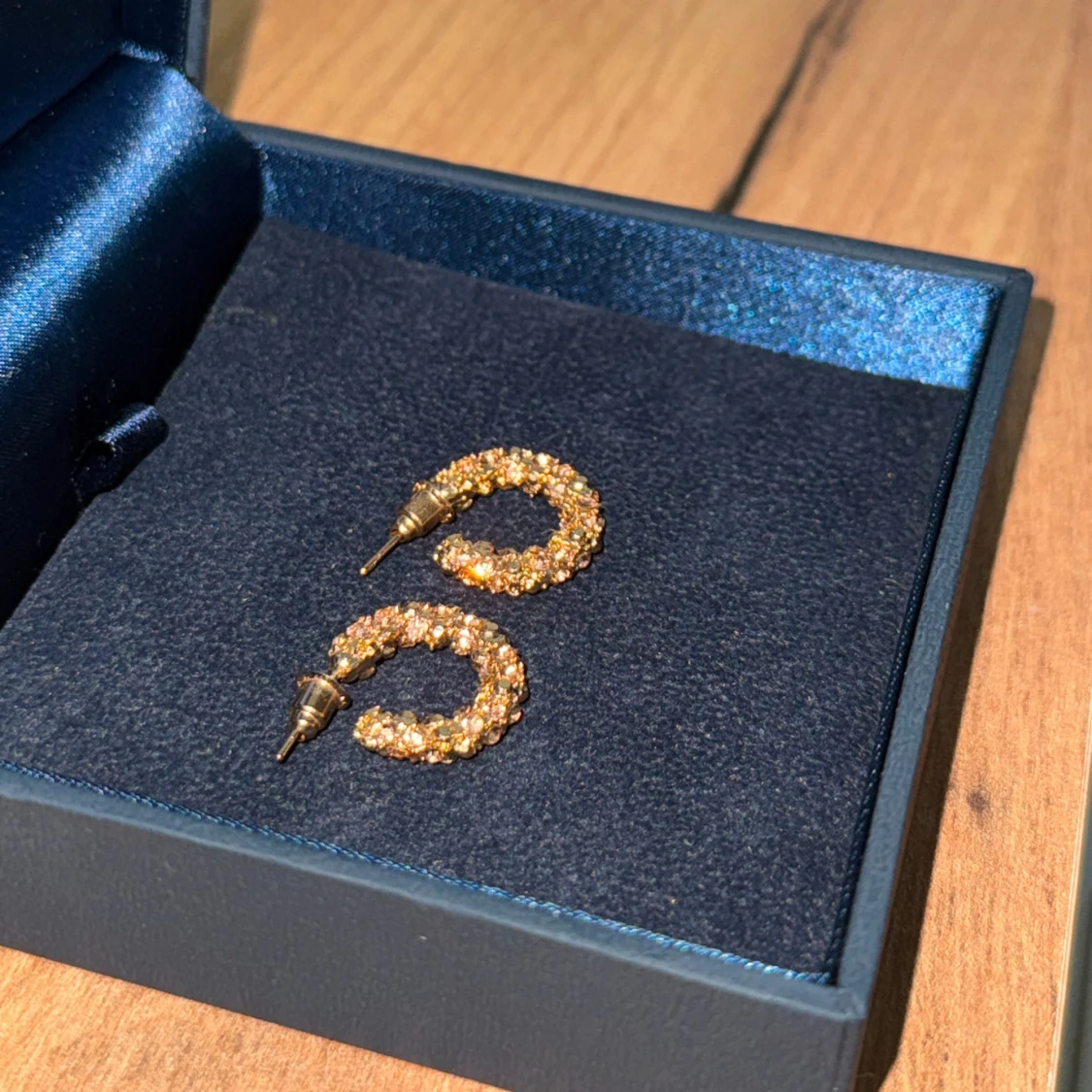 Guldglittriga örhängen