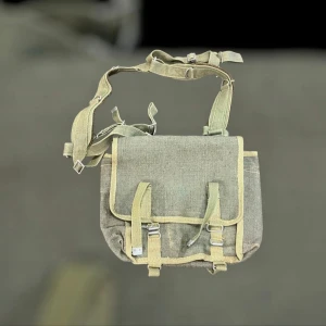 Grön militärväska med spännen - Säljer en grön axelväska med justerbar axelrem och flera spännen. Medelstor överskotts militärväska perfekt för vardagligt bruk med gott om utrymme för dina saker. Köpt second hand online men säljer pga den inte kommer till användning.