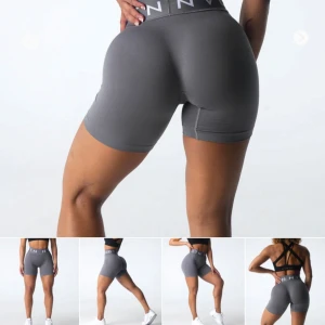 NVGTN charcoal sport seamless shorts - Säljer dessa NVGTN charcoal sport seamless shorts köpta från hemsidan men tyvärr i fel storlek. Endast testade. De är storlek S och passar S kanske liten M men midjan är väldigt tight. Kan tänka mig sänka pris vid snabb affär. Helt slutsåld på hemsida. Nypris 425kr