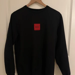 Hugu boss tröja - Svart Hugo boss tröja i storlek M skriv vid funderingar 