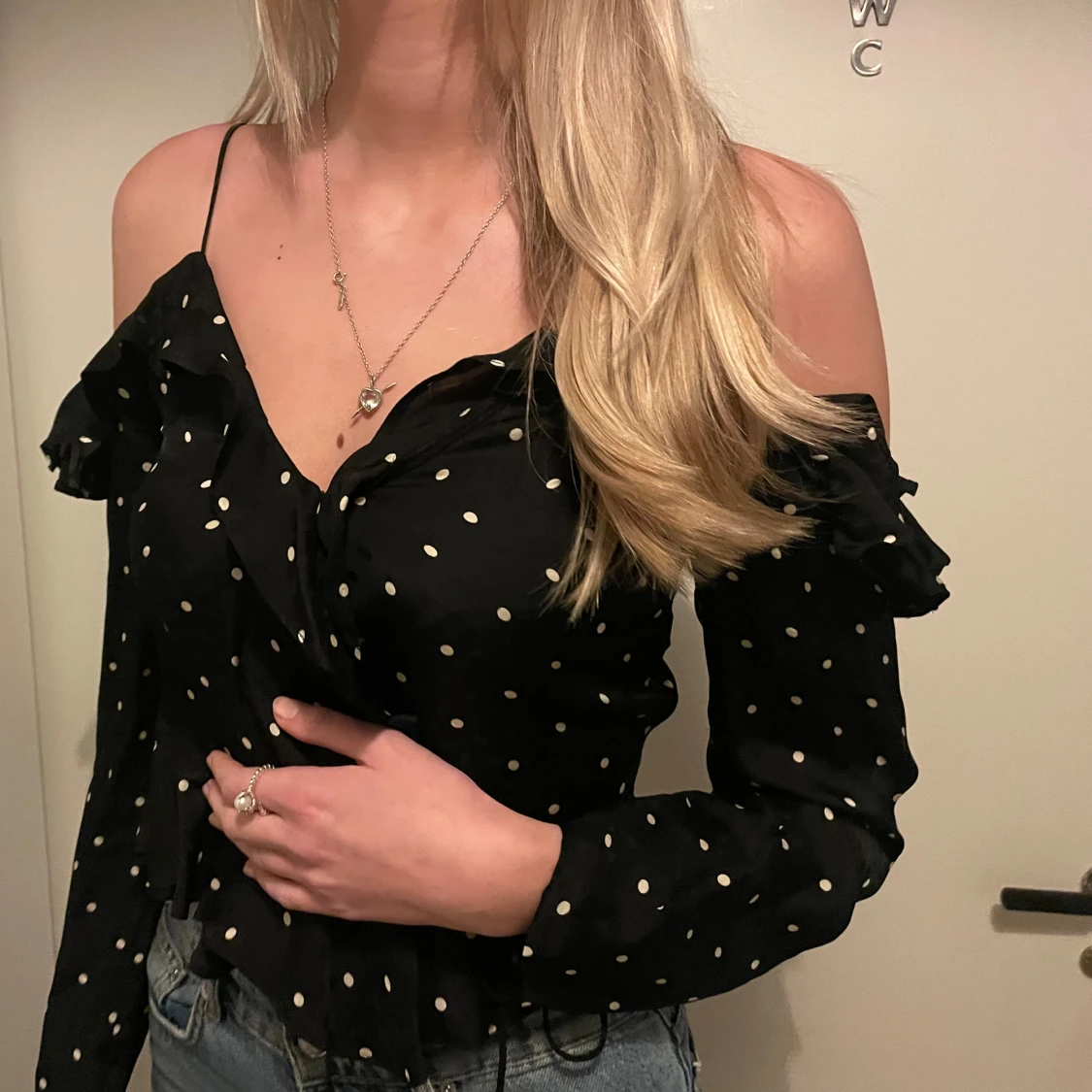 Svart prickig offshoulder topp - 90