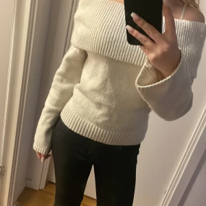 Vit offshoulder tröja från Shein - Säljer en stilren vit offshoulder tröja från Shein. Tröjan har långa ärmar och en bred ribbad kant vid axlarna och nedre delen av tröjan