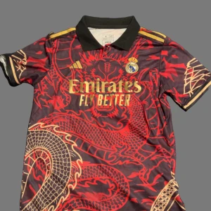 Real Madrid tröja - Snygg Real Madrid fotbollströja från Adidas, tröjan är i helt nytt skick eftersom jag aldrig använd tröjan har dock bara provat den. Tröjan är i s men passar nog även M😁