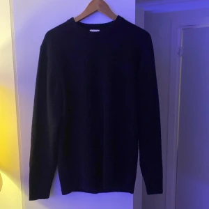 John Henric kashmir tröja - Tjena! säljer denna kashmir Jon Henrik tröjan i toppskick tröjan är lite knottrig på armarna men det går att fixa. annars inga konstigheter! DMa mig om du har frågor!!🏄‍♂️