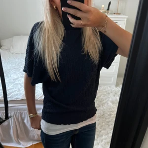 Marinblå tröja från Zara - Säljer en jättefin mörkblå tröja från Zara då den tyvärr inte kommer till någon användning. Köparen står för frakt ❤️