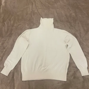 Polotröjor  - Svart och vit polotröja ifrån HM. Storlek L på båda. Priset är för båda tröjorna.