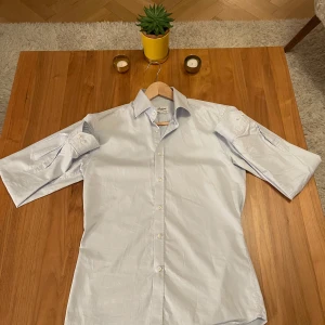 Stenströms skjorta slim - Väldigt fin skjorta från det exklusiva märket Stenströms. Skjortan är slim (storlek 39). Den är köpt ny för 1799 och har inte kommit till användo så mycket eftersom den snabbt blev för liten. Inget slitage eller deffekter på skjortan (som ny). Vid fler frågor eller fler bilder är det bara att kontakta mig!😇