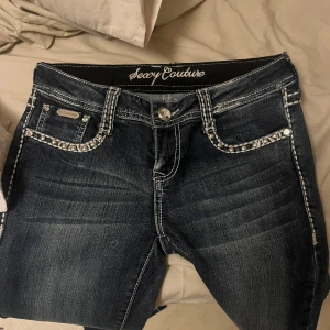 Lågmidjde jeans med fina broderade fickor - Riktigt snygga vintage jeans med snygga fickor! Säljer dessa för att dem är för korta på mig. Dem passar nog dig från 153-156. Snygga i strl 36 i midjan skulle jag säga. 