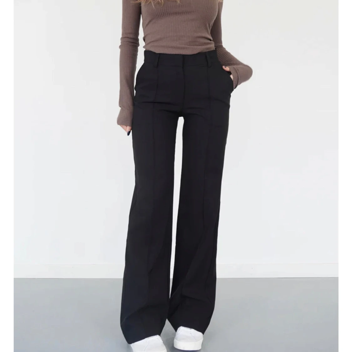 Svarta raka kostymbyxor