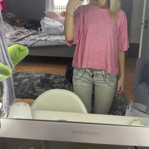 Rosa ribbad topp från Pure Female - Säljer en rosa ribbad topp från Pure Female. Den har en loose passform med trekvartsärmar, perfekt för en avslappnad stil. Toppen är i ett mjukt och bekvämt material.