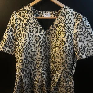 Leopardmönstrad blus från Saint - Trendig leopardmönstrad blus från Saint med v-ringning och korta ärmar💞💞