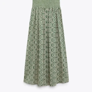 Grön mönstrad långkjol - Snygg grön långkjol med ett unikt mönster. Kjolen har en elastisk midja som ger en bekväm passform. Perfekt för en avslappnad stil.