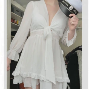 Studentklänning - Superfin sommarklänning som passar perfekt till studenten💛🩵 Den har två band framtill som går att knyta. Jag köpte den i M men den passar även S🫶 Den är helt oanvänd, endast testad och har inga tecken på defekter