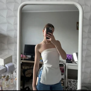 Vit topp - (Lånad bild) Säljer denna otroligt fina vita toppen jag beställde som tyvärr var för stor för mig💔💔 oanvänd, bara testad storlek xs (bär xxs)