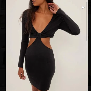 Na-kd klänning - Stickad svart miniklänning från NA-KD💖 Enbart använd 1-2 gånger så i fortsatt fint skick! Skriv vid intresse eller frågor🫶🏼