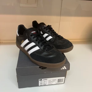 Adidas samba  - Adidas samba storlek 39 1/3. Använda ett fåtal gånger, fint skick. 
