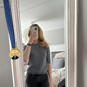 Stickad tröja med trekvartsärm - Säljer denna fina stickade tröjan från Zara, strl s, fint skick, på gränsen till nopprig💕100kr+frakt!