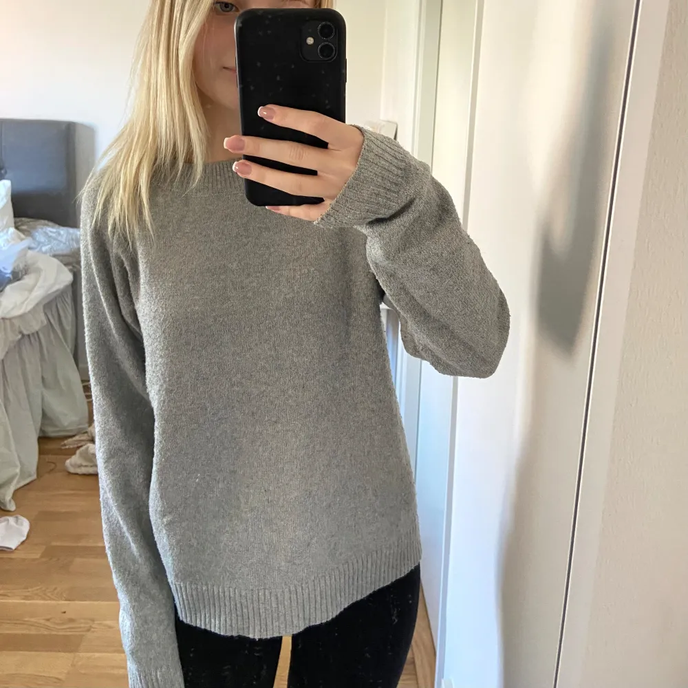 Väldigt fin grå stickad tröja från VeroModa. Storlek S. Säljer den då den är för stor för mig, har använt den fåtal gånger. Nypris: 249kr Mitt pris: 89kr. Neuletakit & Villapaidat.