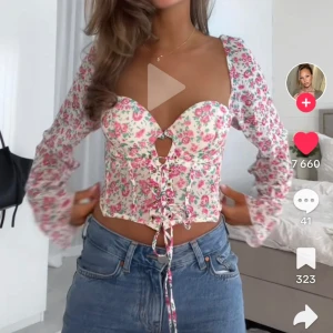Intimissimi topp - Säljer denna toppen, avtagbara armar och vadderad kupa. Säljes pga förliten. Helt oanvänd, kvar i förpackning med lappar på. Storlek 36, nypris 700 säljer för 450 inkl frakt.