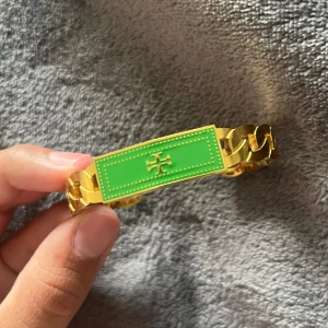 Tory burch armband  -  Har nästan aldrig använt den , Jättefint armband i bra skick. I rostfritt stål  
