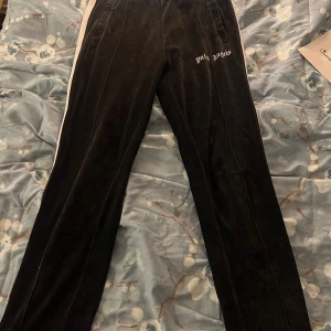 Palm angles velvet trackpants m - Haft dessa länge, medium, hål i rumpan som är litet