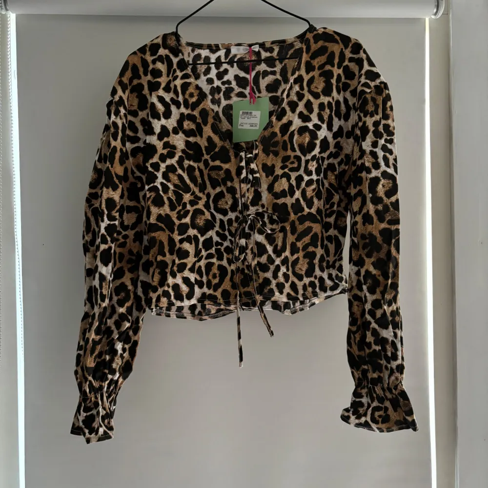 En superfin leopardblus med knytning framtill från Missäy, som aldrig kommit till användning. Från början ONE SIZE men insydd lite i kanterna så den passar xs/s. Nypris 399kr (finns även på Vinted) pris kan diskuteras . Blusar.