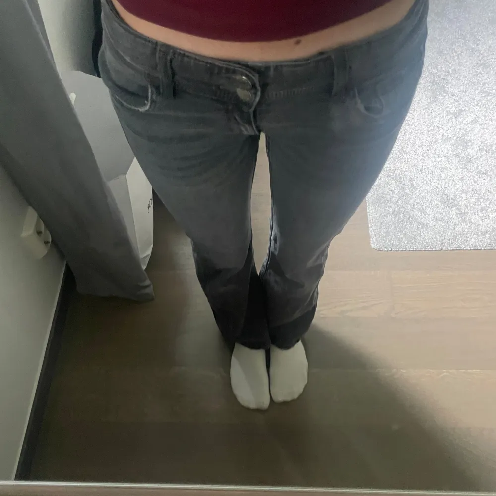 Mörkgrå lågmidjade jeans med fickor köpta på gina(flare pocket jeans). Skriv för fler bilder eller frågor!💕. Jeans & Byxor.