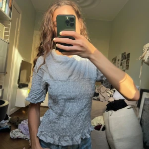 Topp - Smockad topp från h&m🩶🤍använd 1-2 gånger! För stort för mig som har xs
