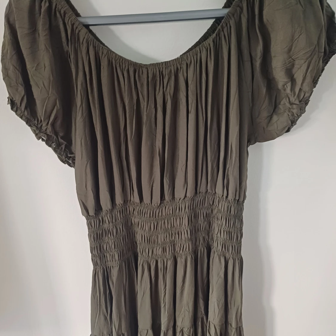 Olivgrön klänning med knappar - 90