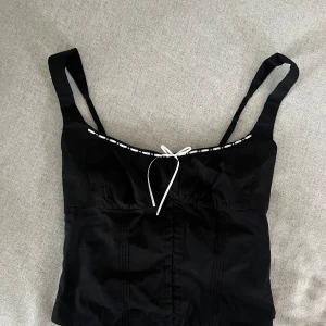 Jättefint linne från bershka aldrig användt med prislapp kvar  - jättefint linne ifrån bershka med prislapp kvar i nyskick. Säljer pga att det inte passade. Liten i storleken 