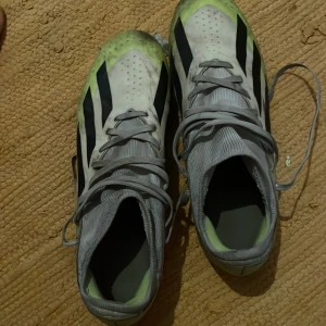 Adidas fotboll skor  - Min fott har blivit större och kan inte ta på mig den  