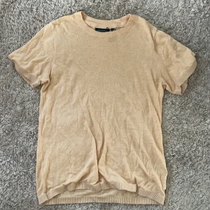 Beige kortärmad tröja från Lexington - Säljer en snygg och bekväm beige kortärmad tröja från Lexington. Tröjan är i storlek S och är perfekt för både vardag och avslappnade tillfällen. Den är tillverkad i ett mjukt och skönt material som känns bra mot huden. Passar perfekt till jeans eller kjol!💗den är nästan aldrig använd💗