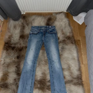  Miss me jeans  - Blåa med vit söm och kors på bak sid och lite svårt att knäppa gylfen